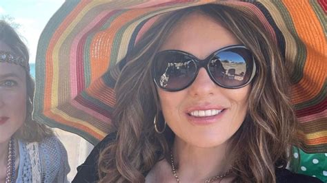 Elizabeth Hurley, 57, wows fans with nude photoshoot for。